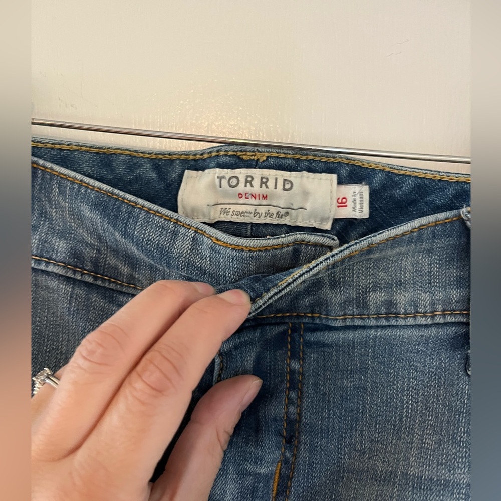 torrid Faded Blue Denim Shorts with White Lace Hem - Picture 4 of 4